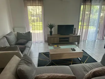 Télévision ou salle de divertissement dans l'établissement Maison 3 chambres