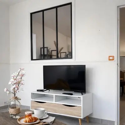 Télévision ou salle de divertissement dans l'établissement Élégant rez-de-jardin 4 chambres à Angers
