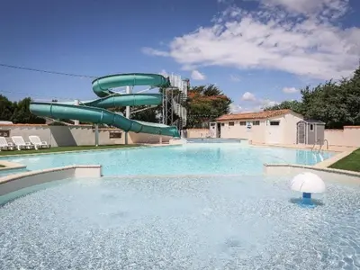 Piscine de l'établissement Mobil-home confortable avec terrasse - API-1-52-451 ou située à proximité