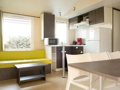 Cuisine ou kitchenette dans l'établissement Mobil home spacieux 6 pers, terrasse - API-1-52-507