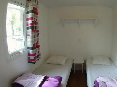 Un ou plusieurs lits dans un hébergement de l'établissement Mobil home avec terrasse pour 4 personnes - API-1-52-649