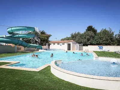 Piscine de l'établissement Mobil home avec terrasse pour 4 personnes - API-1-52-649 ou située à proximité
