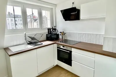 Cuisine ou kitchenette dans l'établissement Luxury modern renovated and cozy 2 bedroom Garage-Madeleine
