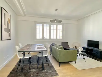 Télévision ou salle de divertissement dans l'établissement Spacious 2 room Luxury renovated Terrace Garage-Madeleine