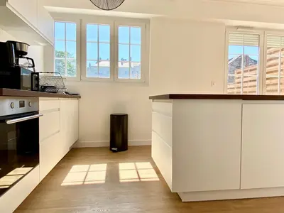 Cuisine ou kitchenette dans l'établissement Spacious 2 room Luxury renovated Terrace Garage-Madeleine