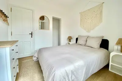 Un ou plusieurs lits dans un hébergement de l'établissement Spacious 2 room Luxury renovated Terrace Garage-Madeleine
