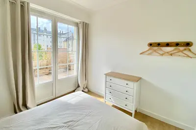 Un ou plusieurs lits dans un hébergement de l'établissement Spacious 2 room Luxury renovated Terrace Garage-Madeleine