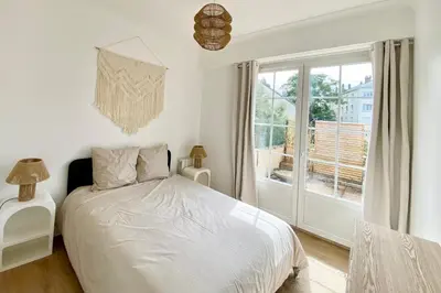 Un ou plusieurs lits dans un hébergement de l'établissement Spacious 2 room Luxury renovated Terrace Garage-Madeleine