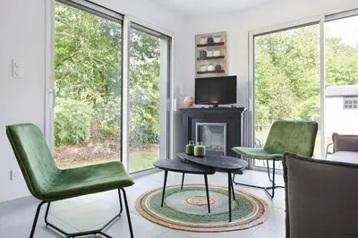 Télévision ou salle de divertissement dans l'établissement Les Lambannières - Maison neuve, calme avec jardin