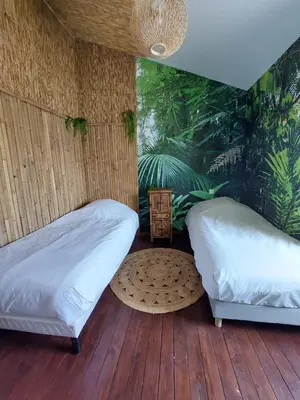 Un ou plusieurs lits dans un hébergement de l'établissement La Tropi'kaz - Jungle room