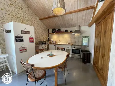 Cuisine ou kitchenette dans l'établissement Maison plain-pied au cœur du Marais breton, proche plages et Ile d'Yeu - FR-1-426-589