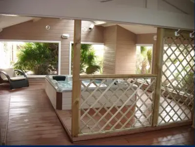 Coin salon dans l'établissement Mobilhome 2 sdb, barbecue, proche mer, piscine