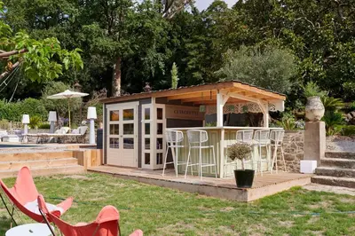 Jardin de l'établissement Villa Po'Strophe - Bâtiment classé avec piscine