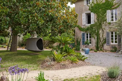 Jardin de l'établissement Villa Po'Strophe - Bâtiment classé avec piscine