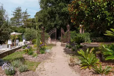 Jardin de l'établissement L'Echappée- Suite avec piscine pour 4 personnes
