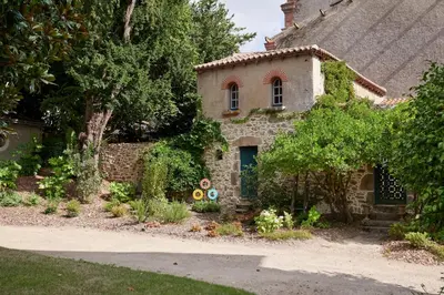 Jardin de l'établissement L'Echappée- Suite avec piscine pour 4 personnes