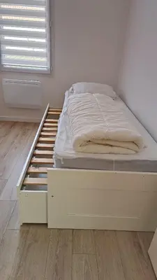 Un ou plusieurs lits dans un hébergement de l'établissement Jolie maison au calme