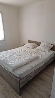 Un ou plusieurs lits dans un hébergement de l'établissement Jolie maison au calme