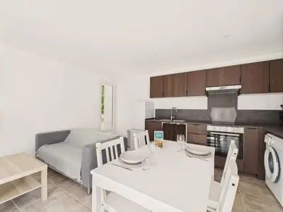 Cuisine ou kitchenette dans l'établissement Appart pour 2 à St-Jean-de-Mont avec jardin