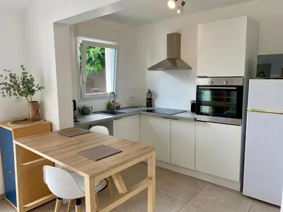Cuisine ou kitchenette dans l'établissement Les Acacias