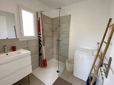 Salle de bains dans l'établissement Les Acacias