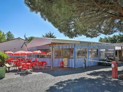 Restaurant ou autre lieu de restauration dans l'établissement Mobil-home 2 chambres avec terrasse - API-1-52-456