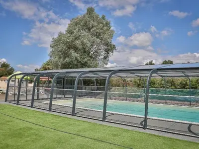 Piscine de l'établissement Mobil home 6 pers avec terrasse aux Achards - API-1-52-602 ou située à proximité