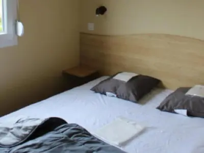 Un ou plusieurs lits dans un hébergement de l'établissement Mobil Home 23m² avec Terrasse - 4 Pers - API-1-52-383