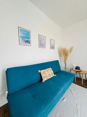 Coin salon dans l'établissement Charmant logement à 800m de la plage!