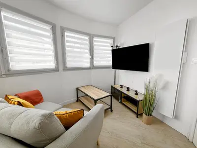 Télévision ou salle de divertissement dans l'établissement Vivez au cœur de Saint-Nazaire ! Ville & Plages