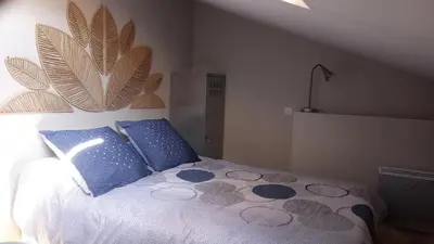 Un ou plusieurs lits dans un hébergement de l'établissement Bel appartement à 100m de la plage avec parking privé