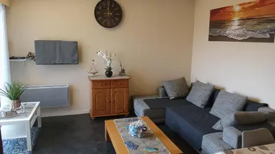 Coin salon dans l'établissement Bel appartement à 100m de la plage avec parking privé