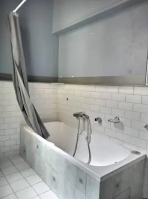 Salle de bains dans l'établissement Place du Temps, appartement de caractère plein centre