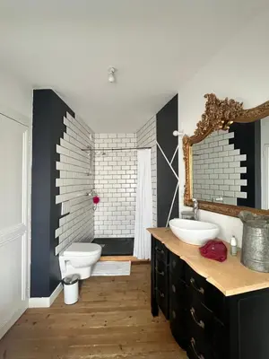 Salle de bains dans l'établissement Appartements des Halles - Chambres d'Hôtes