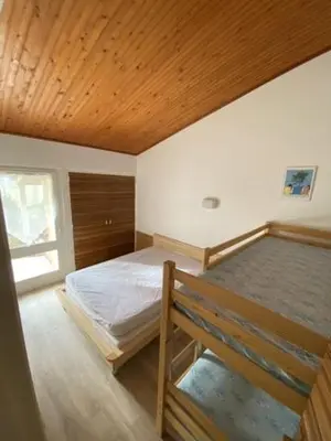 Un ou plusieurs lits dans un hébergement de l'établissement Maison 200m plage rue pietonne