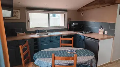 Cuisine ou kitchenette dans l'établissement Gite bleu