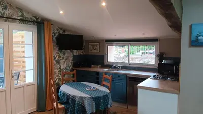 Cuisine ou kitchenette dans l'établissement Gite bleu