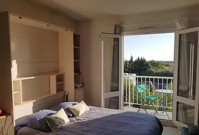 Un ou plusieurs lits dans un hébergement de l'établissement Studio pour 2, lumineux, 300m de la plage et vue sur mer