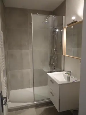 Salle de bains dans l'établissement Studio pour 2, lumineux, 300m de la plage et vue sur mer