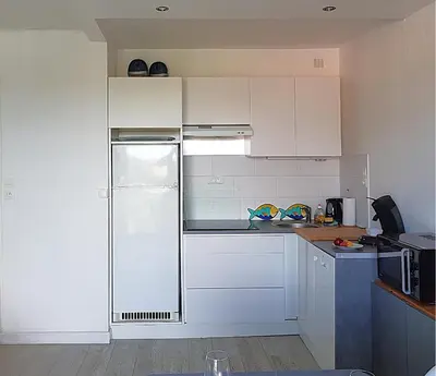 Cuisine ou kitchenette dans l'établissement Studio pour 2, lumineux, 300m de la plage et vue sur mer