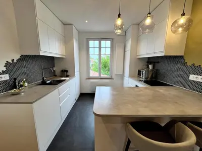 Cuisine ou kitchenette dans l'établissement Intemporel 4 pers 2 chambres TV WiFi