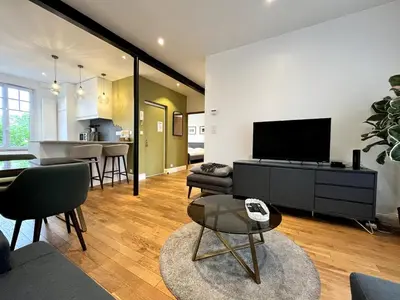 Télévision ou salle de divertissement dans l'établissement Intemporel 4 pers 2 chambres TV WiFi