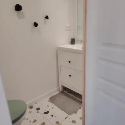 Salle de bains dans l'établissement PETIT STUDIO DAnS UN JARDIN