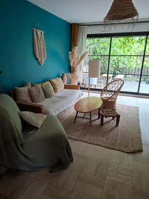 Coin salon dans l'établissement MAISON FAMILIALE 4 CHAMBRE PISCINE 5mn DU CENTRE VILLE