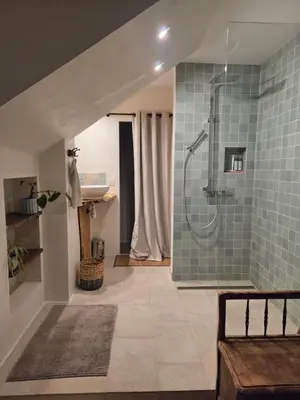 Salle de bains dans l'établissement MAISON FAMILIALE 4 CHAMBRE PISCINE 5mn DU CENTRE VILLE