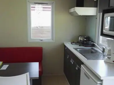 Cuisine ou kitchenette dans l'établissement Mobil-home avec terrasse à Saint-Michel-Chef-Chef - API-1-52-377