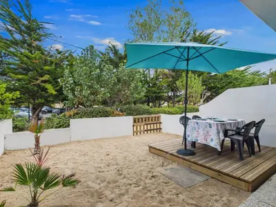 Jardin de l'établissement 200m de la plage, terrasse, appartement pour 4
