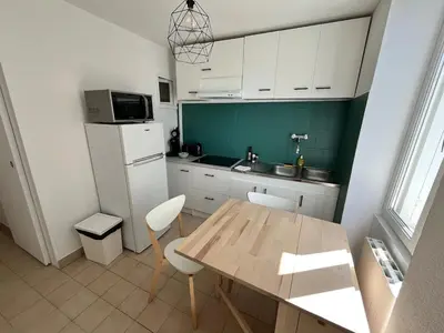 Cuisine ou kitchenette dans l'établissement Instant Cosy 2pers Tv Wifi