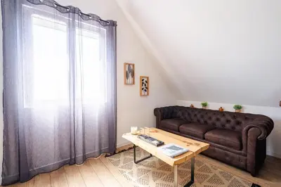 Coin salon dans l'établissement l'appart Gemmois , climatisé et moderne avec balnéo