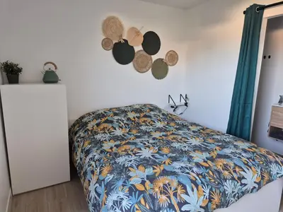 Un ou plusieurs lits dans un hébergement de l'établissement Chambre indépendante avec terrasse extérieure proche aéroport et Nantes centre